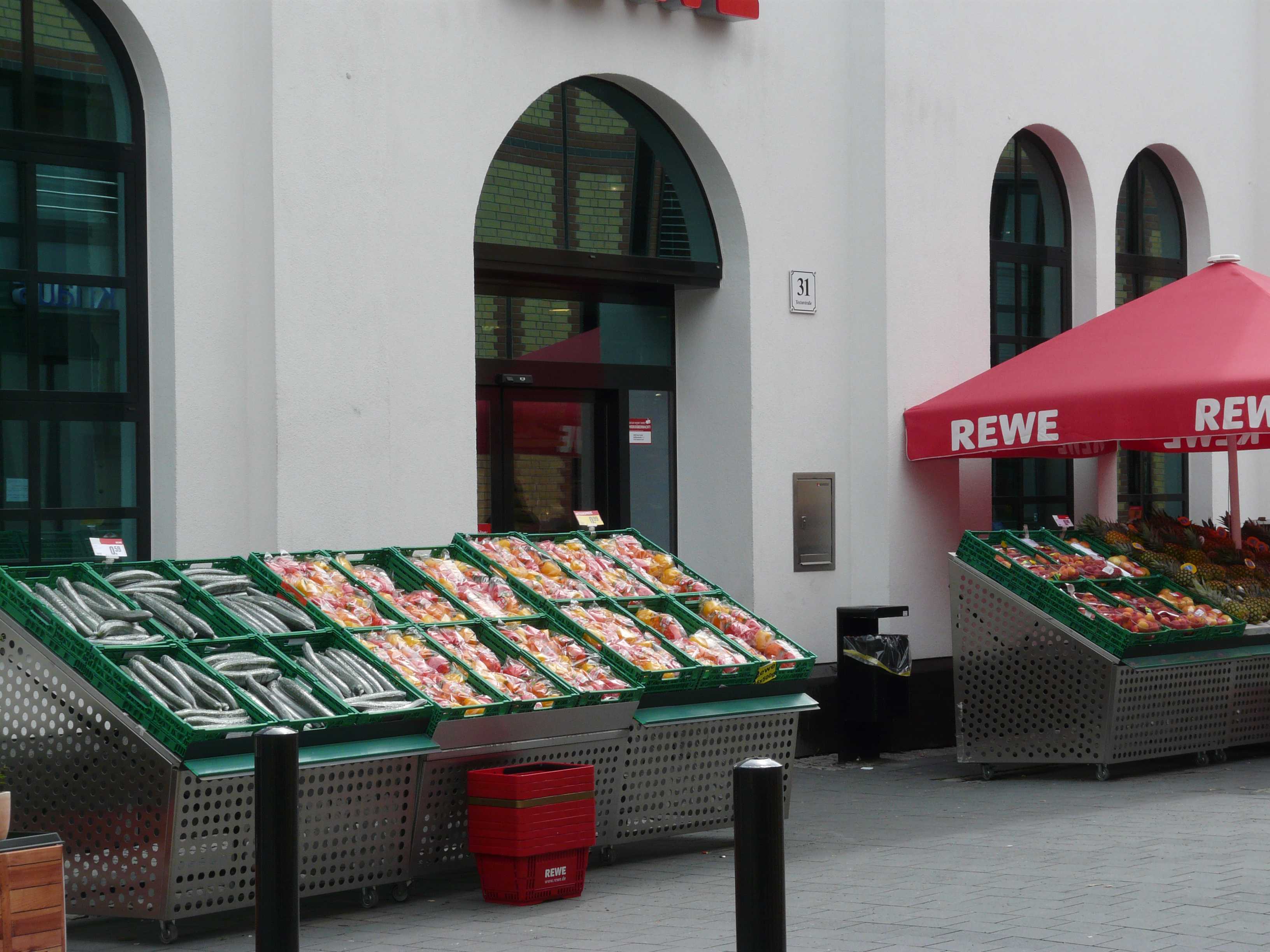 Der REWE-Markt mit seinen ca. 2000 m² Fläche ist Teil einer Fußgängerzone - an dem die Sachsenhäuser Stadtbibliothek auch Anteil hat
